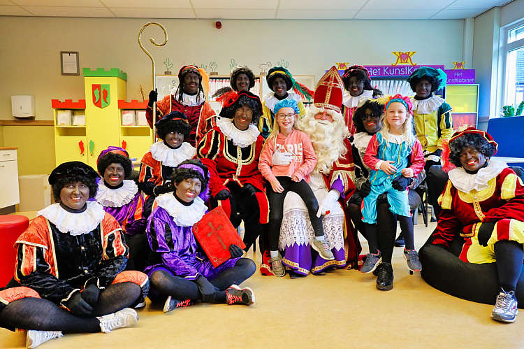 Aankomst van de Sint en zijn Zwarte Pieten in Waarder_108